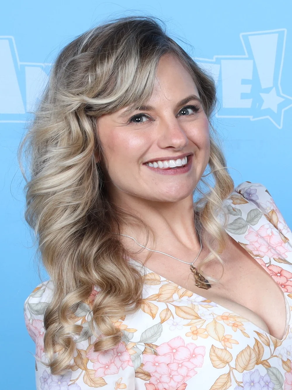 Tia Ballard, English voice of Marron and Caway